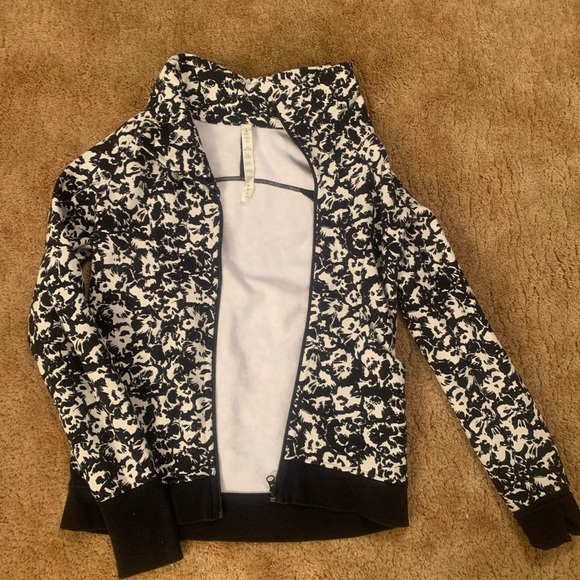 Lululemon Cozy Cuddle Up Jacket, like new condition, size 8!!:) - Picture 2 of 6